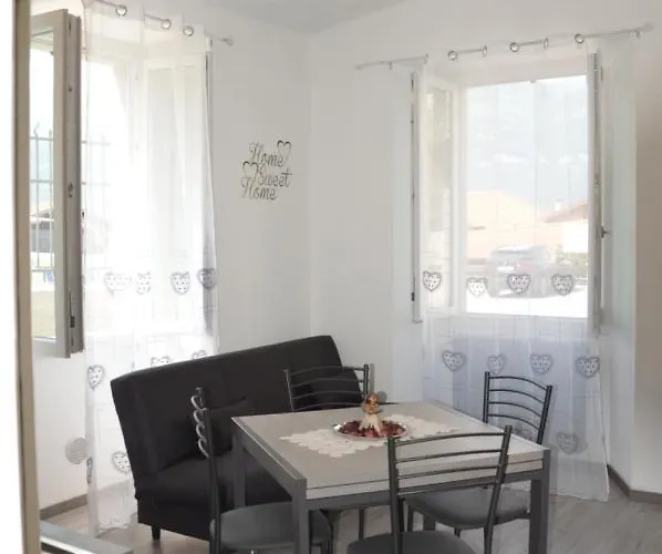 Lescen White - Swimming Pool Lezzeno